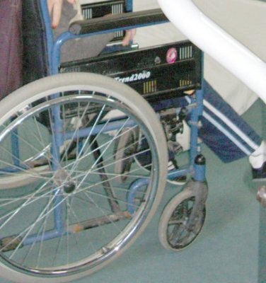 Un bărbat în scaun cu rotile a intrat într-un microbuz